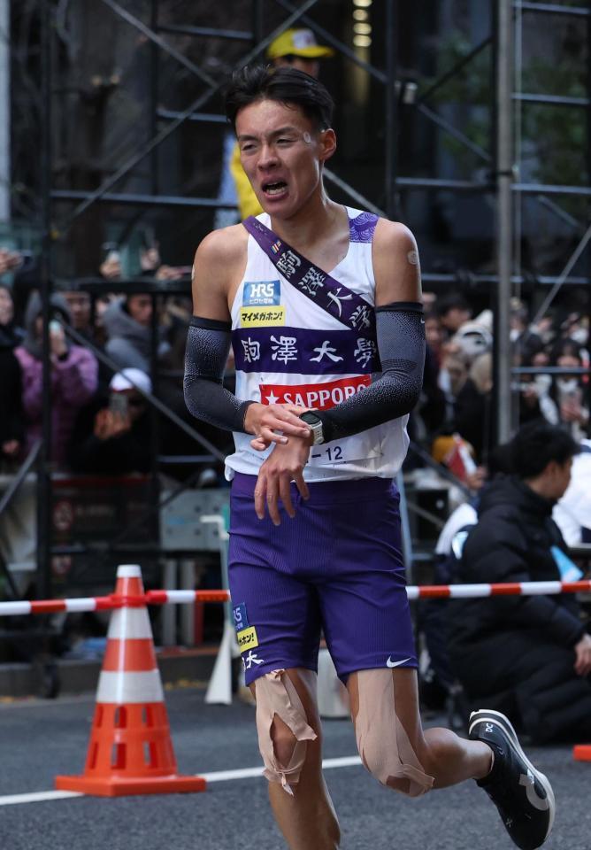 　両太ももにテーピングをして走った駒大１０区・佐藤圭汰（撮影・佐々木彰尚）