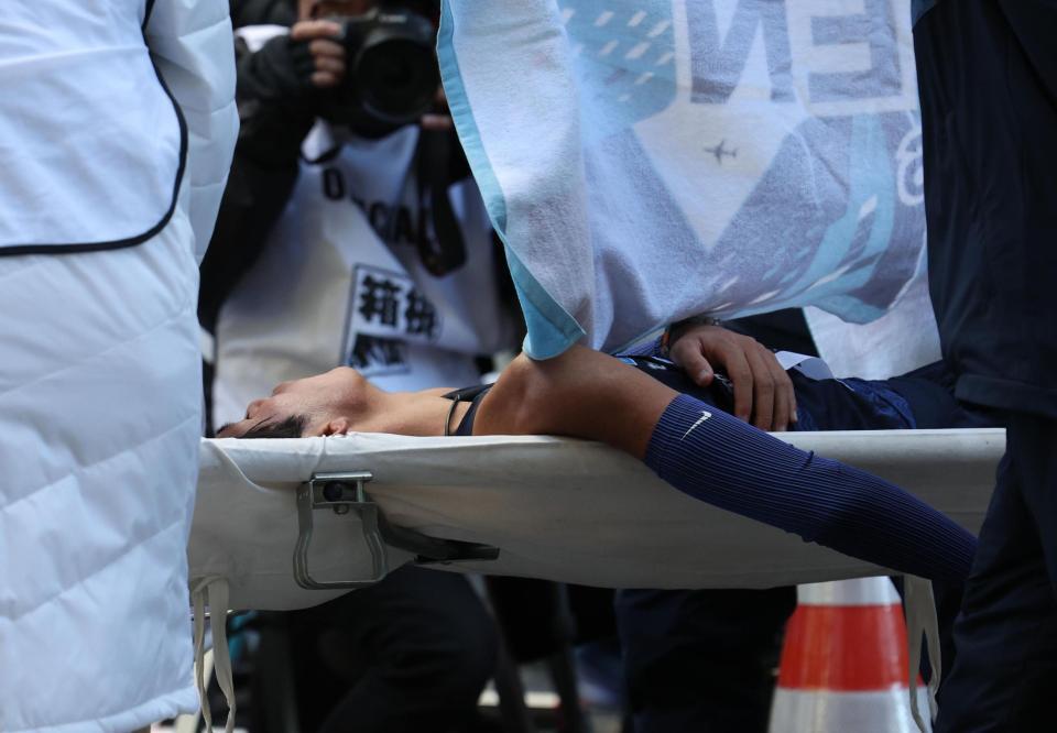 　ゴール後、運ばれる東洋大１０区・薄根大河（撮影・佐々木彰尚）