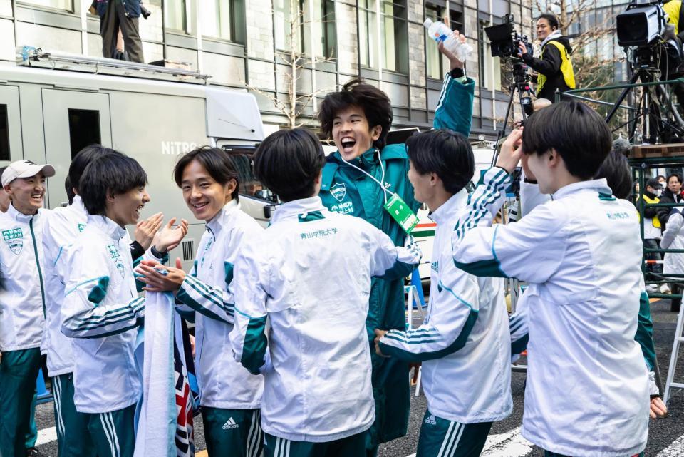 　ゴールを待つ仲間と合流し、喜ぶ９区・佐藤有一（中央）（代表撮影）