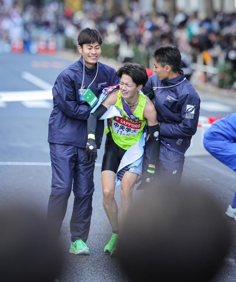 　総合１１位でシード権を逃し悔しがる中央学院大１０区・成川翔太（代表撮影）