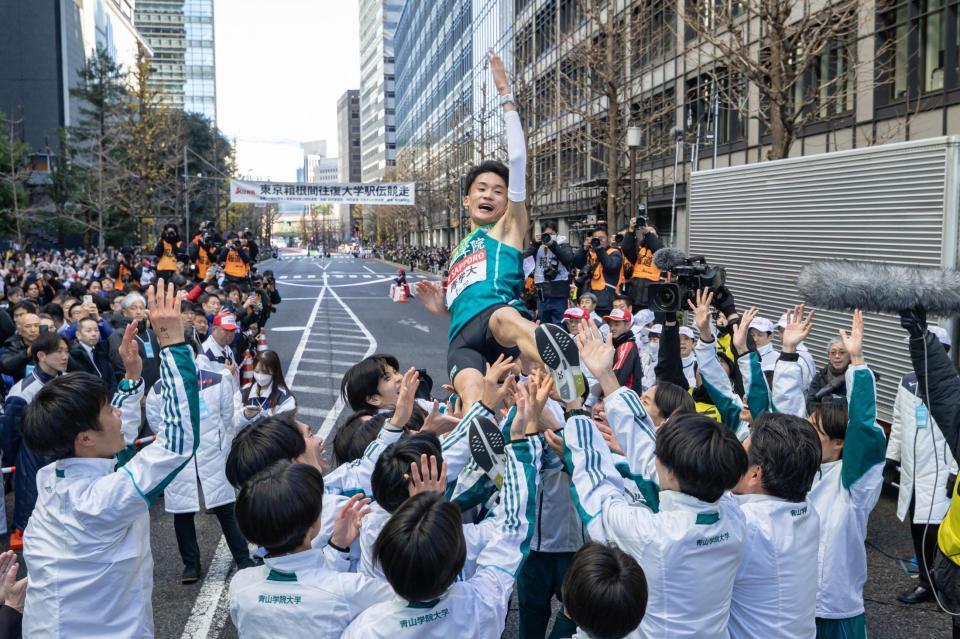 　ゴールし、胴上げされる１０区・折田壮太（代表撮影）