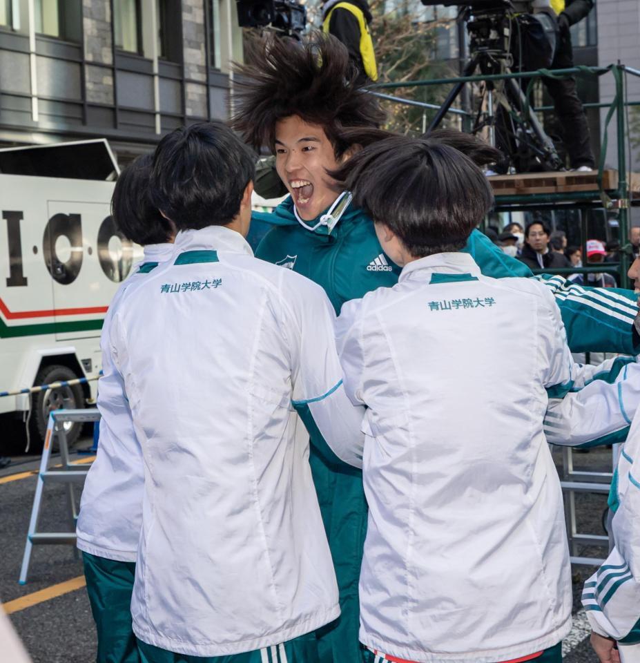 　ゴールを待つ仲間と合流し、喜ぶ９区・佐藤有一（代表撮影）