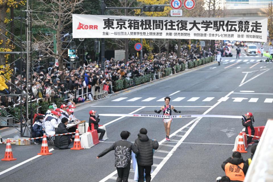 　総合１０位でゴールテープを日大１０区・大仲竜平（代表撮影）