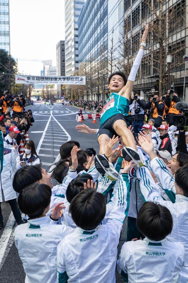 　ゴールし胴上げされる青学大１０区・折田壮太（代表撮影）