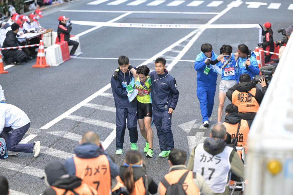 　ゴール後、ぐったりと引き揚げる中央学院大１０区・成川翔太と神奈川大１０区・志食隆希（代表撮影）