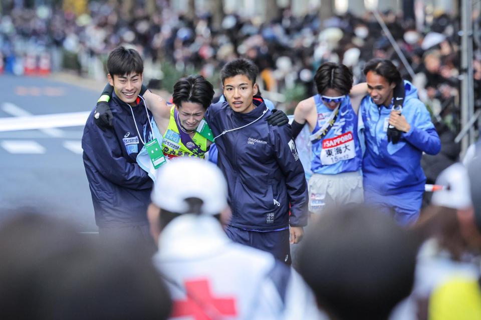 　総合１１位でシード権を逃し悔しがる中央学院大１０区・成川翔太（後ろは東海大１０区・竹割真）＝代表撮影