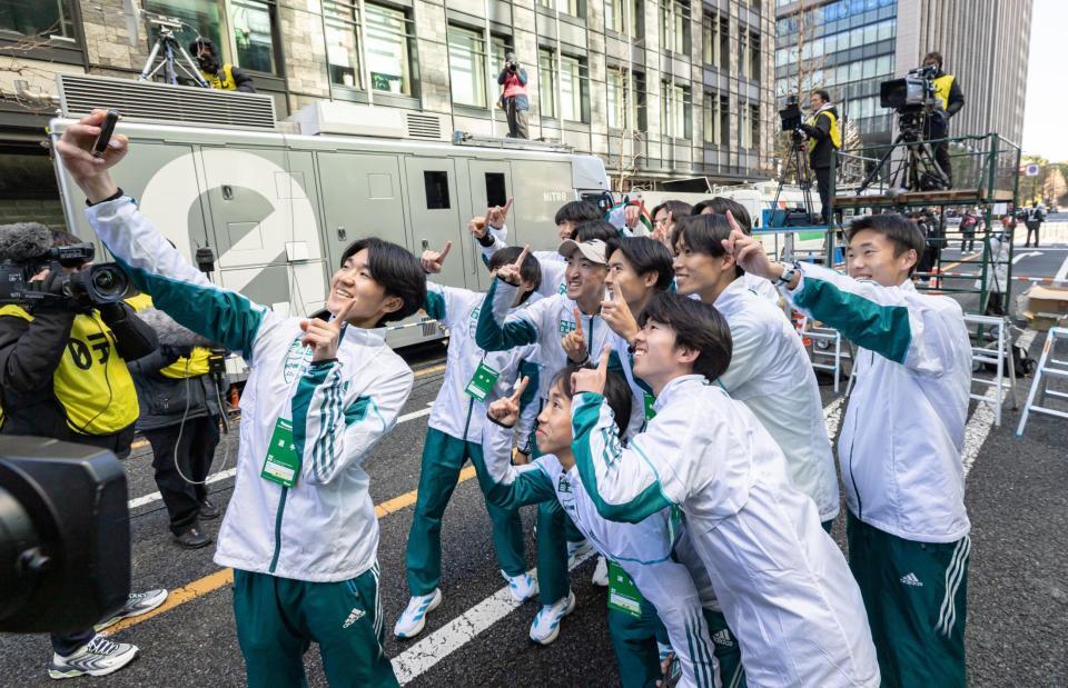 　記念撮影をしながらゴールを待つ青学大の選手たち（代表撮影）