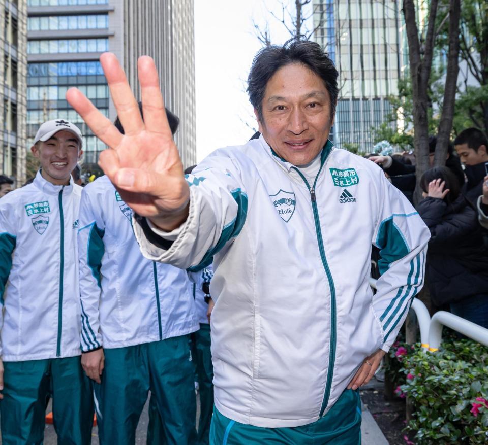 　３連覇を果たしポーズを決める青学大・原晋監督（代表撮影）