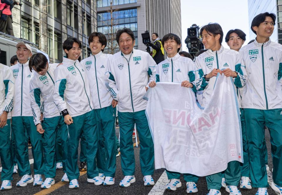 　ゴールの瞬間を待つ青学大・原晋監督と選手たち（代表撮影）