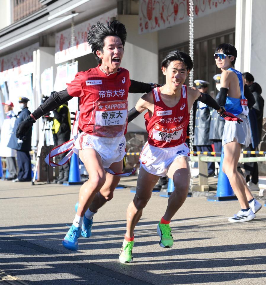 　たすきをつなぐ帝京大・広田陸と柴戸遼太（撮影・伊藤笙子）