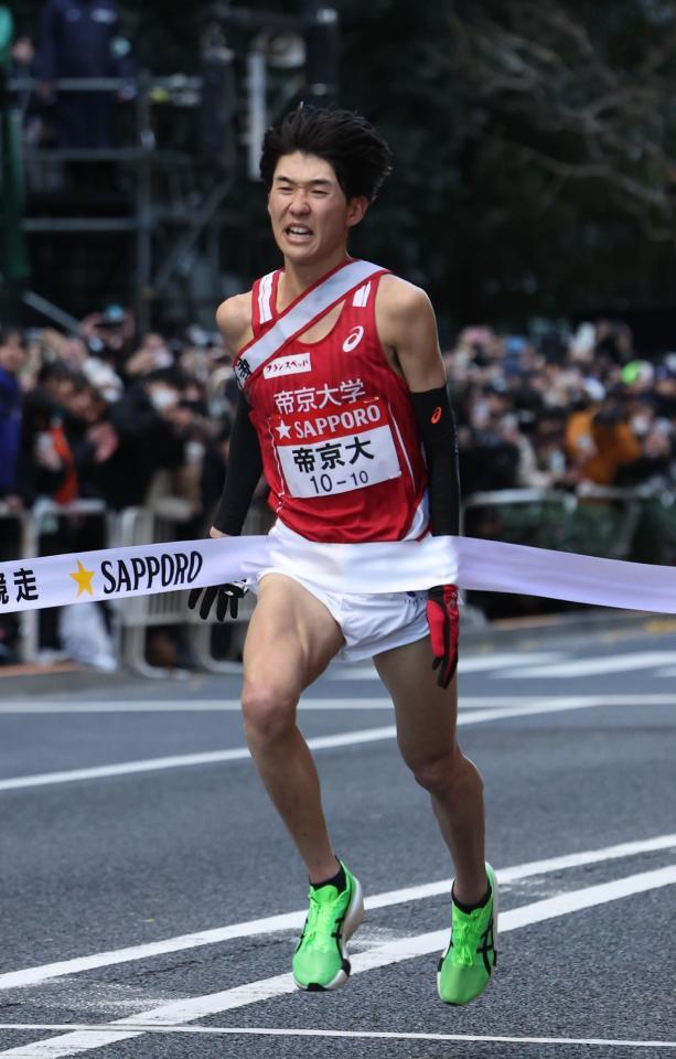 　ゴールする帝京大１０区・鎗田大輝（撮影・佐々木彰尚）