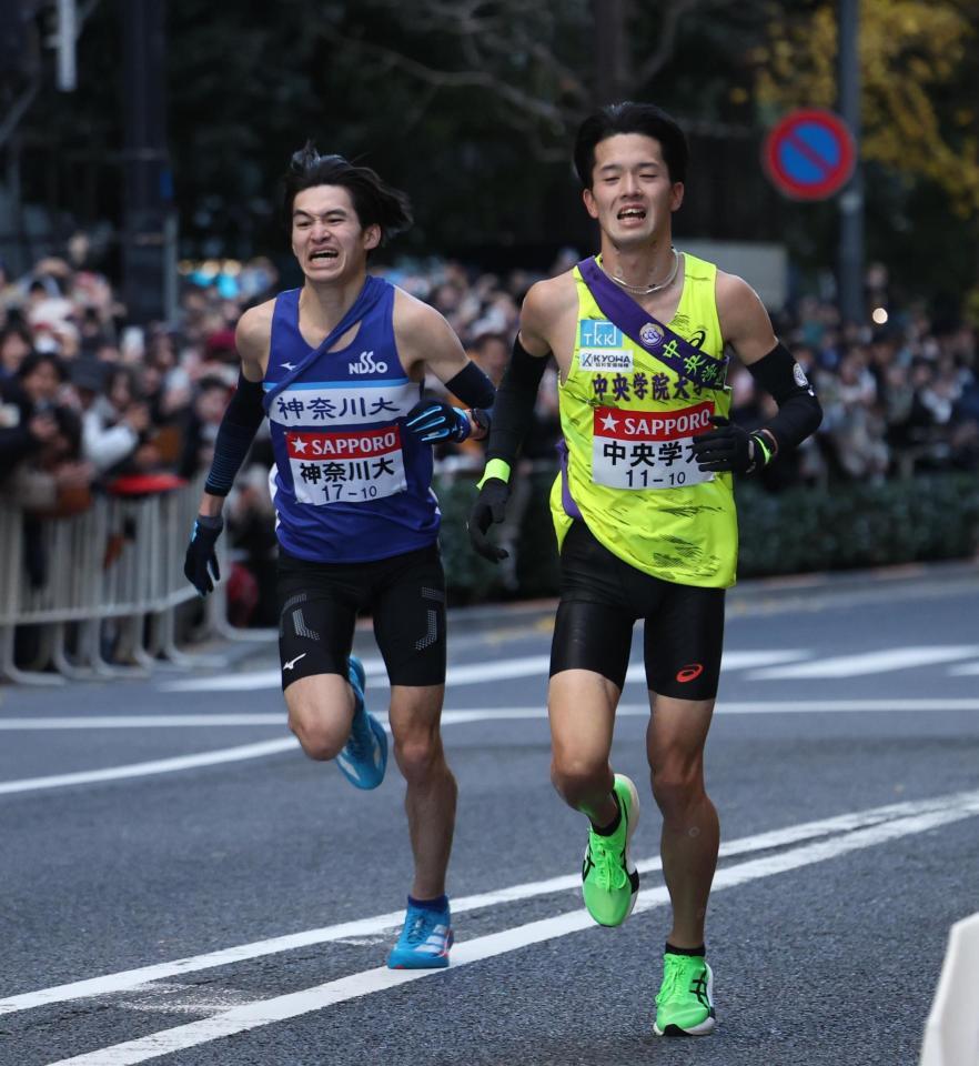 　ゴール前で競る中央学院大１０区・成川翔太（右）と神奈川大１０区・志倉隆希（撮影・佐々木彰尚）