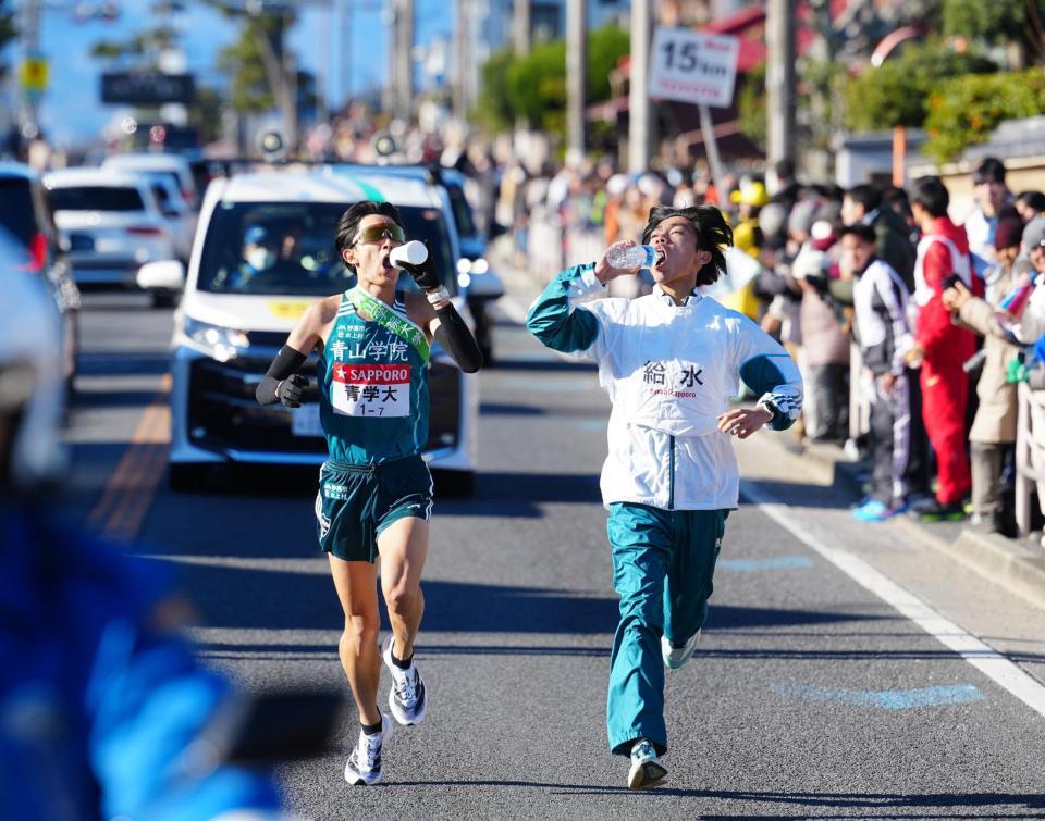 　７区、給水係と共に給水する青学大・佐藤愛（左）（代表撮影）