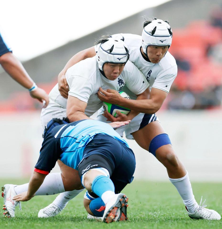 　前半、突進する桐蔭学園・堂薗（左）