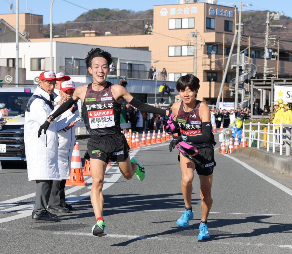 　平塚中継所で、国学院大・高山豪起（左）から飯国新太へたすきを繫ぐ（撮影・吉澤敬太）