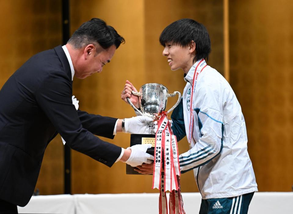 　熊本県和水町の石原佳幸町長（左）から金栗四三杯を受け取る青学大の黒田朝日（代表撮影）