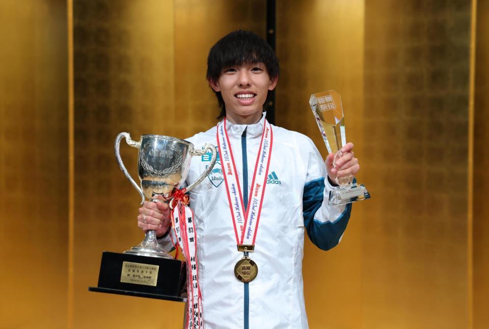 　金栗四三杯とＭＶＰ杯を手にする青学大の黒田朝日（代表撮影）