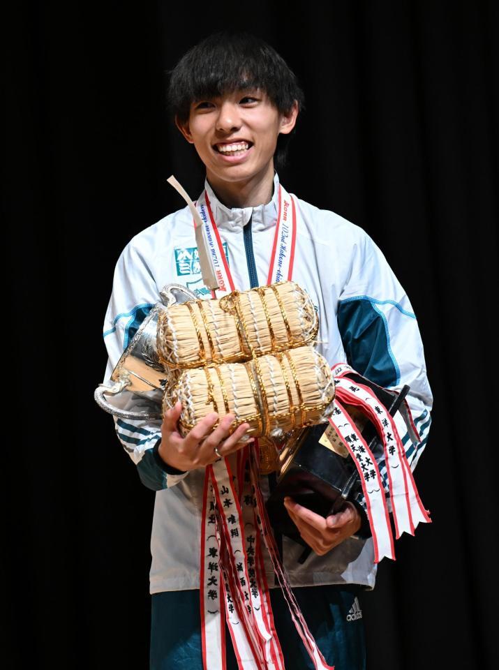 　金栗四三杯を手に笑顔を見せる青学大の黒田朝日（代表撮影）