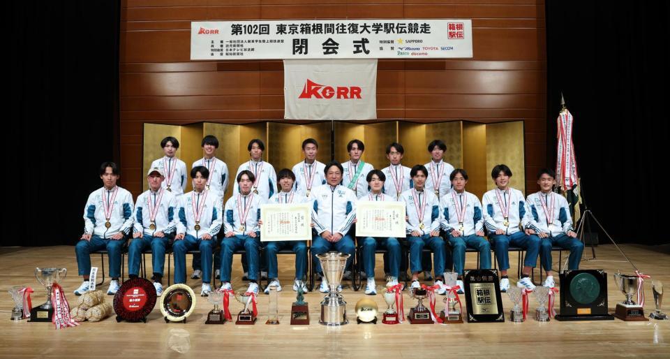 　閉会式の後、記念写真に納まる青学大の選手ら（代表撮影）