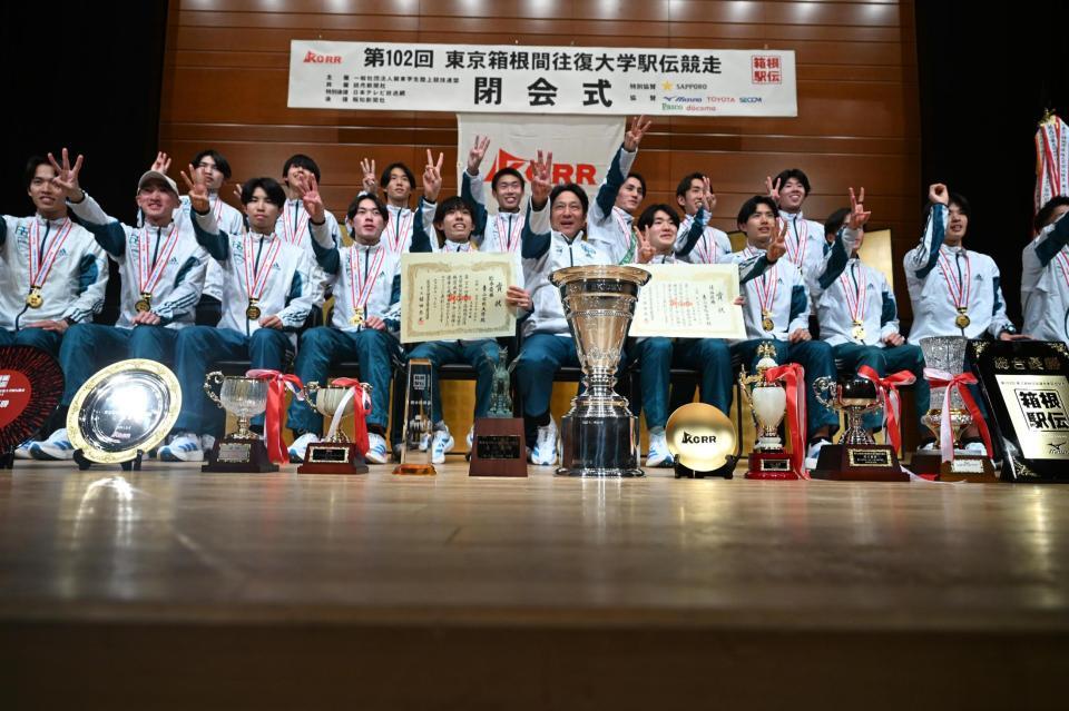 　閉会式の後、記念写真に納まる青学大の選手ら（代表撮影）