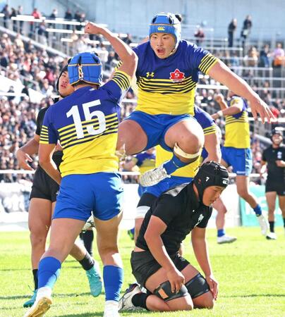 　前半、春藤（１５）がトライを決め、駆け寄る京都成章・土肥