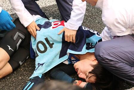 　ゴール後に倒れ込む東洋大アンカー・薄根（撮影・武藤健一）