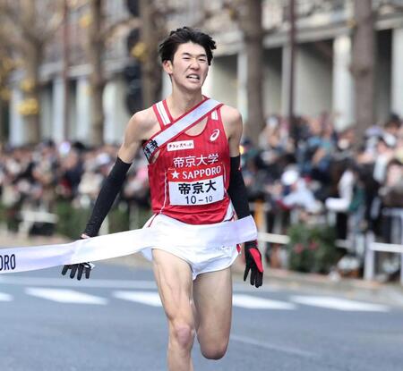 　ゴールする帝京大のアンカー・鎗田（撮影・石井剣太郎）
