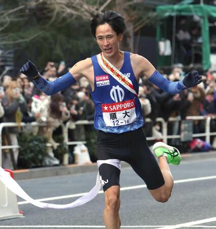 　ゴールする順大アンカー・山本（撮影・佐々木彰尚）