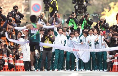 　アンカーの折田を迎える原監督（奥中央）とチームメートら(代表撮影)