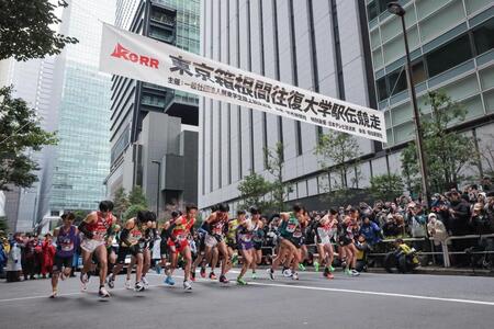 　箱根駅伝往路のスタートを切った選手たち＝２日