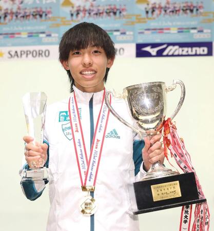 　大会ＭＶＰと金栗四三杯を受賞した青学大・黒田朝日（撮影・石井剣太郎）