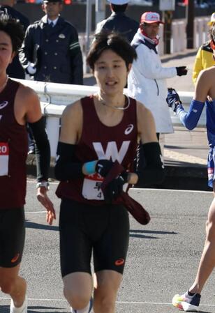 　たすきを受け取る早大・小平敦之＝３日