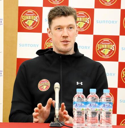 　引退会見をするサントリーのドミトリー・ムセルスキー（撮影・中野裕美子）