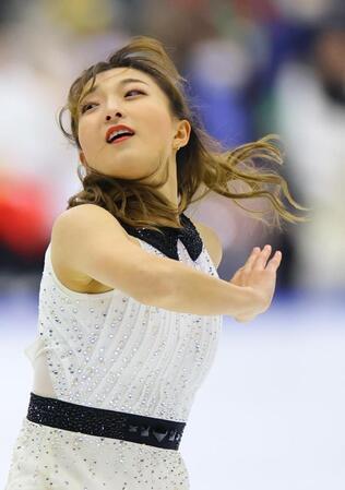 　演技する坂本花織