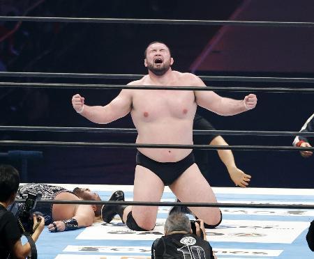 　プロレスのデビュー戦で勝利し、雄たけびを上げるウルフ・アロン＝東京ドーム