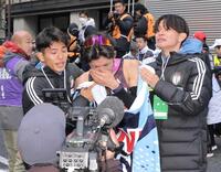 　ゴール後に泣き崩れる国学院大アンカー・尾熊（代表撮影）