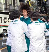 　ゴールを待つ仲間と合流し、喜ぶ９区・佐藤有一（代表撮影）