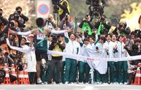 　アンカーの折田を迎える原監督（奥中央）とチームメートら(代表撮影)