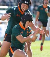 　後半、逆転トライを決め手をたたいて喜ぶ東福岡・濵田篤志（撮影・立川洋一郎）