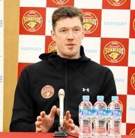 　引退会見をするサントリーのドミトリー・ムセルスキー（撮影・中野裕美子）