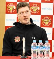 　引退会見をするサントリーのドミトリー・ムセルスキー（撮影・中野裕美子）