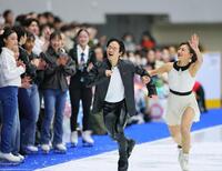 　オープニングで会場を沸かす（右から）坂本花織、鍵山優真