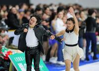 　オープニングで会場を沸かす鍵山優真（左）と坂本花織