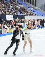 　オープニングで会場を沸かす鍵山優真（左）と坂本花織