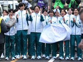 　原監督（中央左）ら青学大のメンバー＝３日