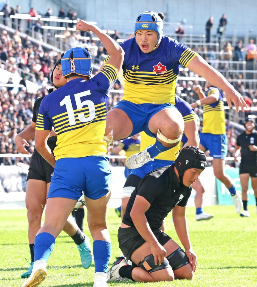 　前半、春藤（１５）がトライを決め、駆け寄る京都成章・土肥
