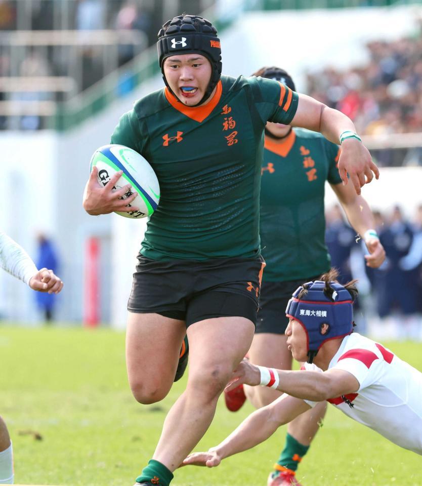 　後半、ディフェンスを交わしてトライを挙げる東福岡・須藤