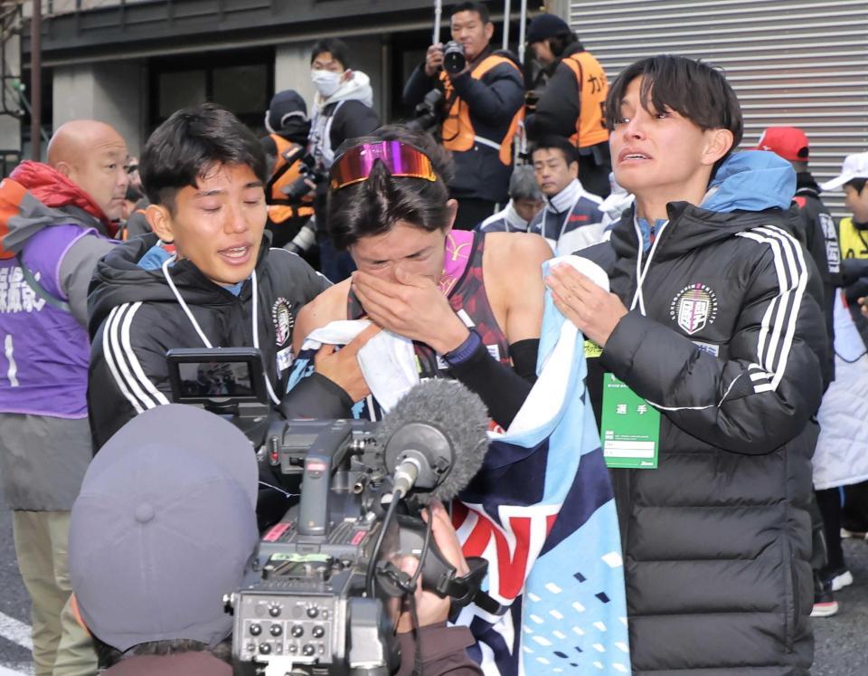 　ゴール後に泣き崩れる国学院大アンカー・尾熊（代表撮影）