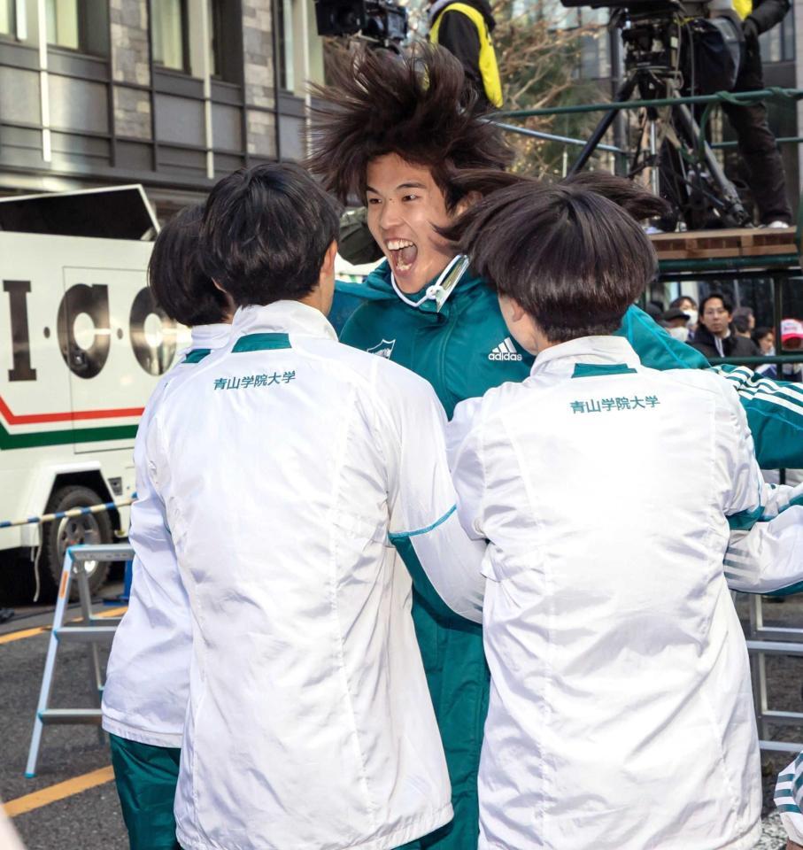 　ゴールを待つ仲間と合流し、喜ぶ９区・佐藤有一（代表撮影）