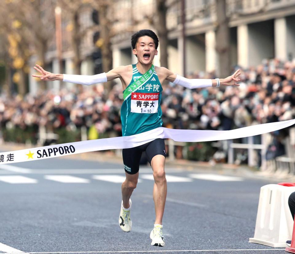 　３連覇を果たし、３本指を立ててゴールする青学大のアンカー・折田（撮影・石井剣太郎）